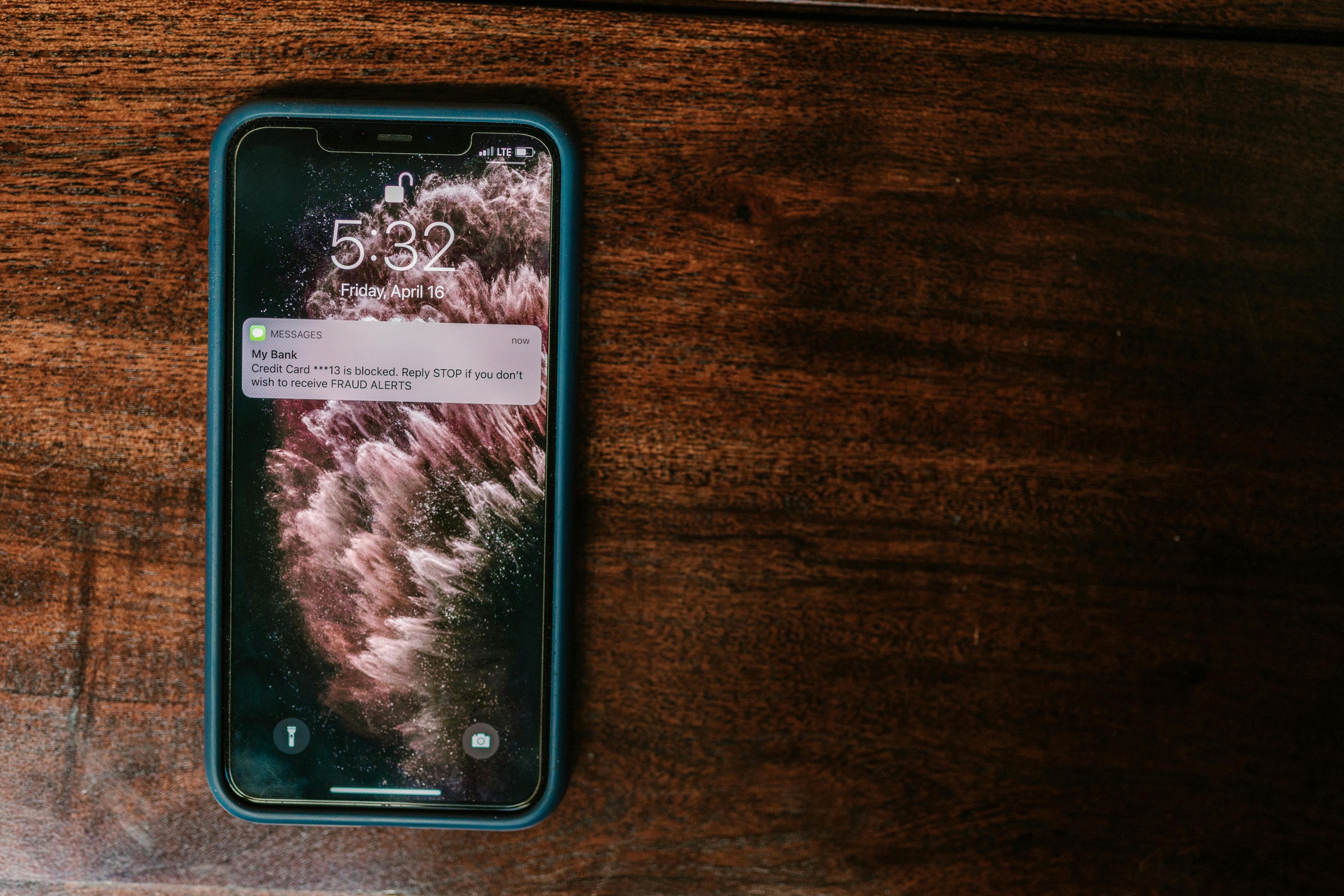 Ein Smartphone bekommt eine SMS